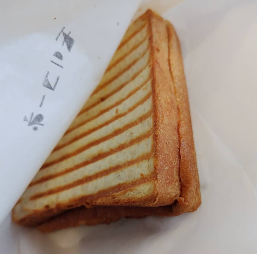 カフェ「モリコーネ」で注文した「ミートソースサンド」の写真