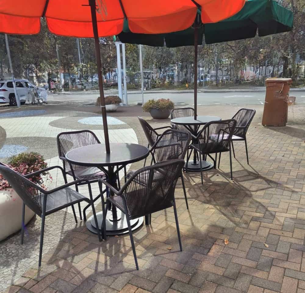 那須ガーデンアウトレット内にあるテーブル＆イス