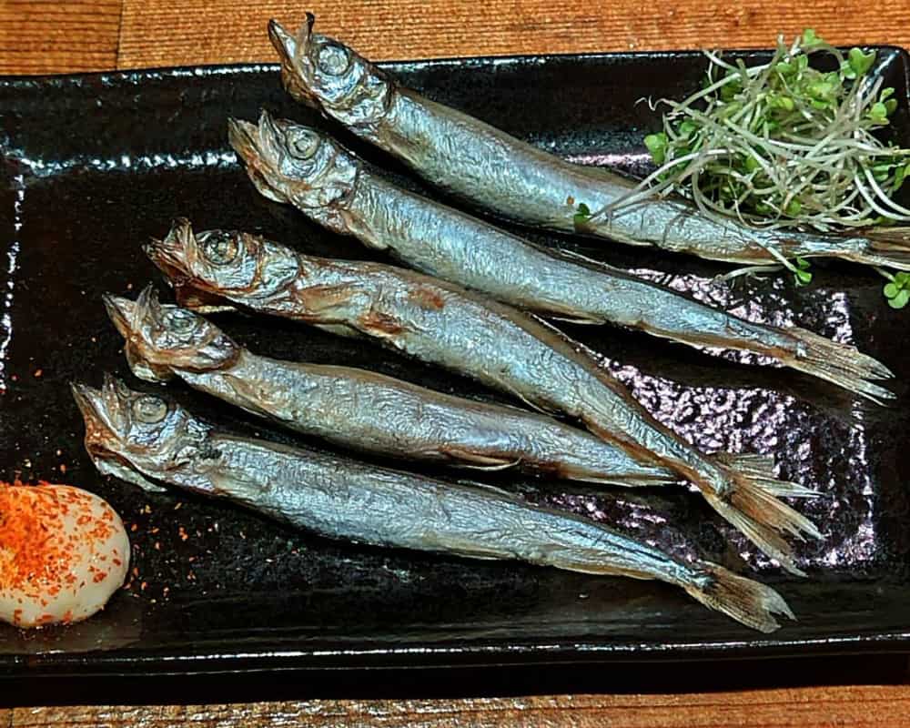 「ししゃも」の付け合わせに「ブロッコリースプラウト」という組合せ