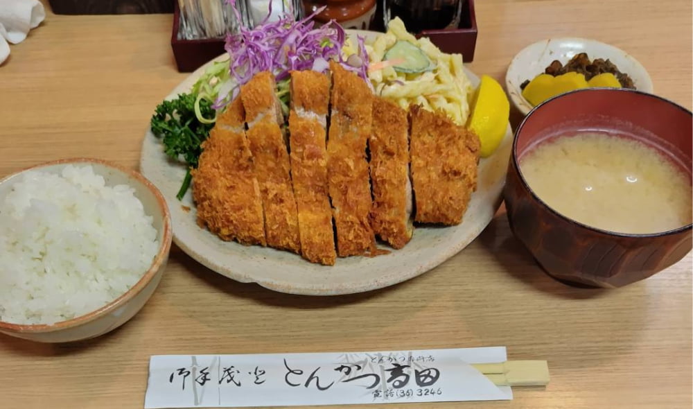 とんかつ専門店「とんかつ高田」で注文した「ロースカツ定食」の写真