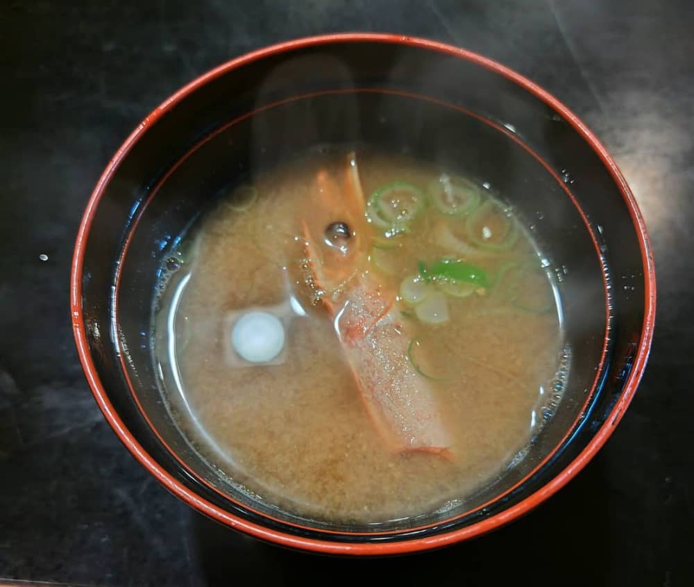 居酒屋「鳥政」で「おにぎり」を注文すると「みそ汁」も付いてくる。