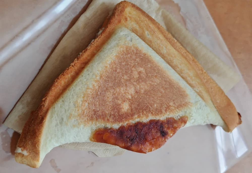 キッチンカー「ここコーヒー」で購入した「みそぽてっとサンド（チーズ増し）」の写真