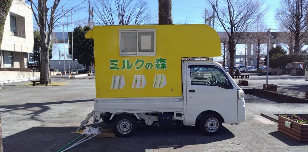 キッチンカー「ミルクの森」の後ろの外観写真