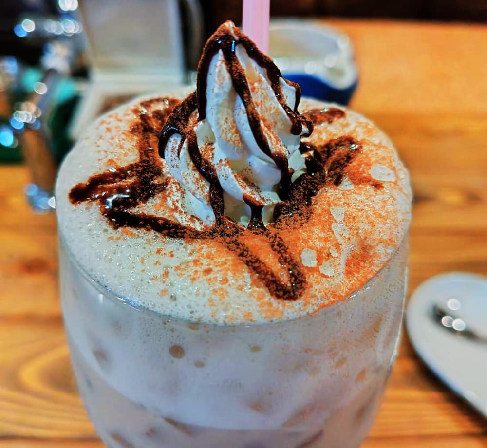 moon breezeで注文した「塩キャラメルカルーアミルク」のトッピングの写真