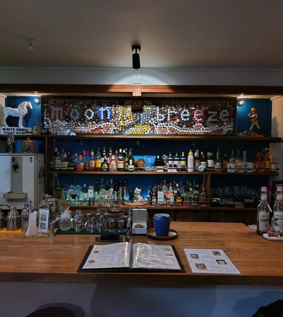 ムーンブリーズの夜営業時間のバーカウンター