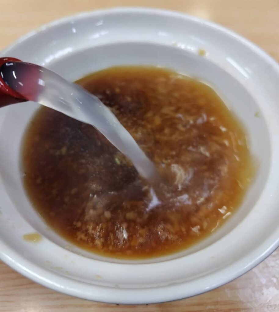 つけ汁に蕎麦湯を加えている様子