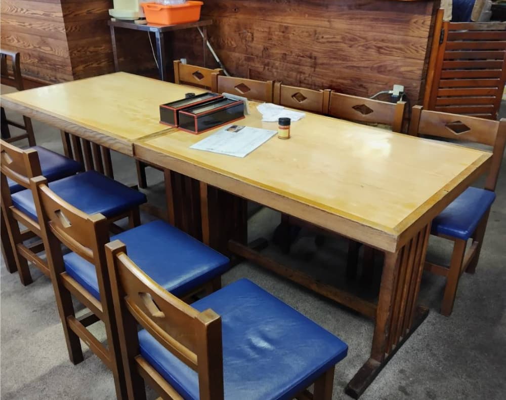 西那須野駅近くの「さかえや」のテーブル席の写真