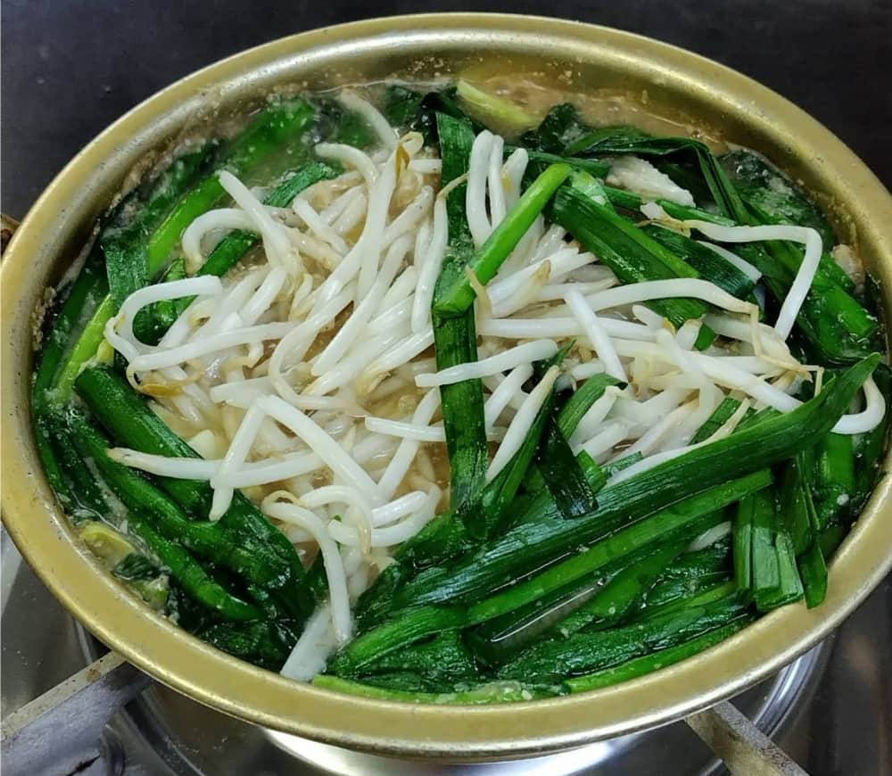 「博多風牛もつ鍋」が煮え、野菜がしんなりとした状態の写真