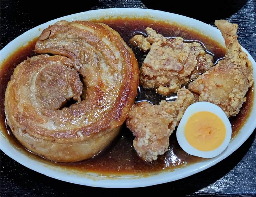 竹清食堂の「厚ちゃーしゅー」と「鶏のから揚げ」の写真