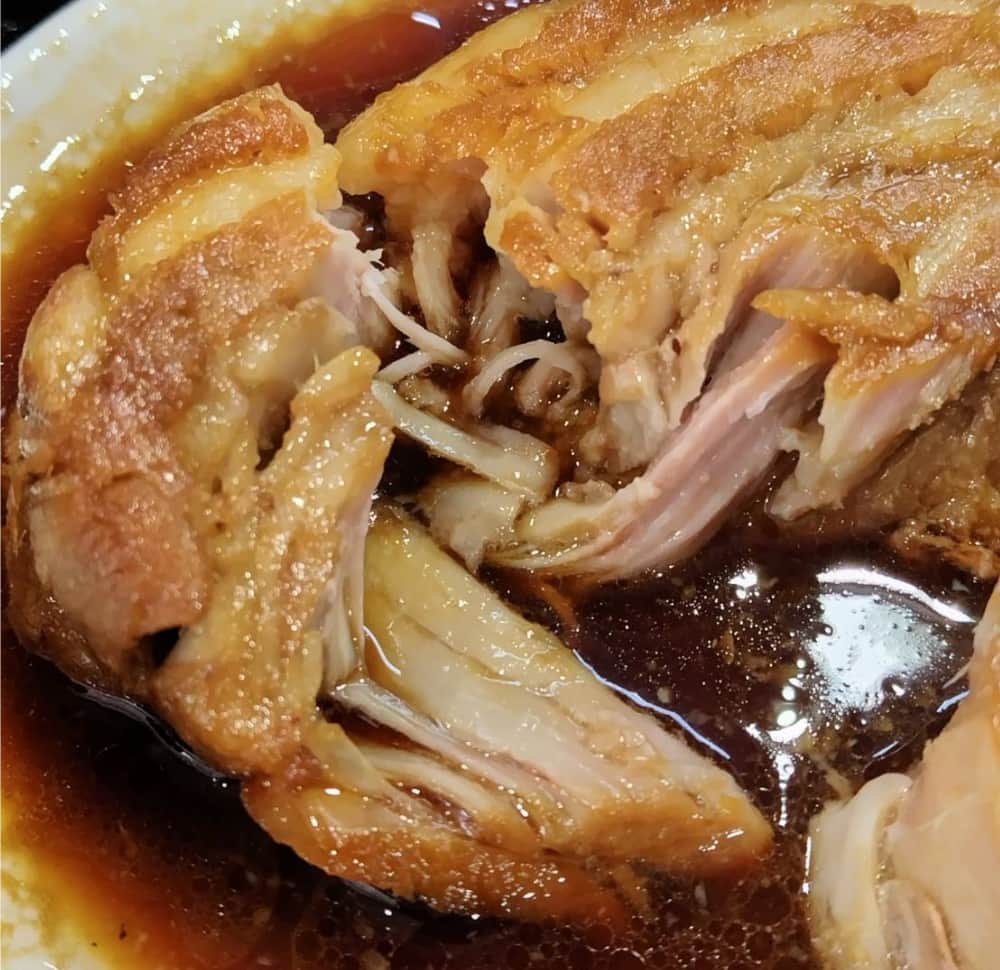 箸で簡単にほぐれるほど柔らかいチャーシュー
