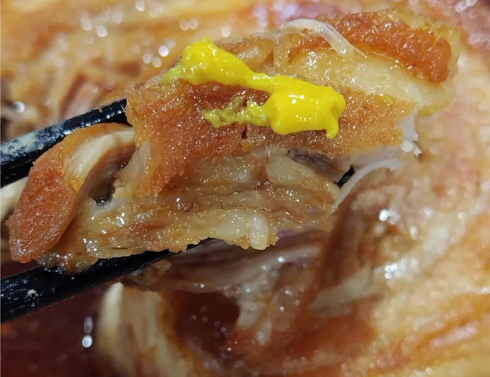 甘辛い味付けのチャーシューにからしを付けた時の写真