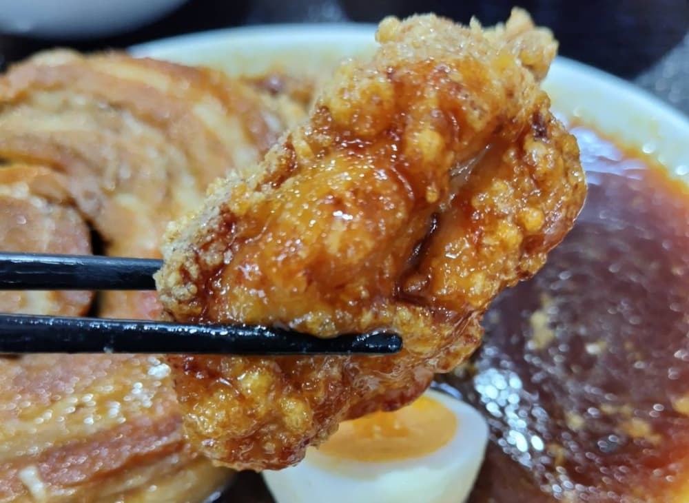 タレが染みた鶏のから揚げ