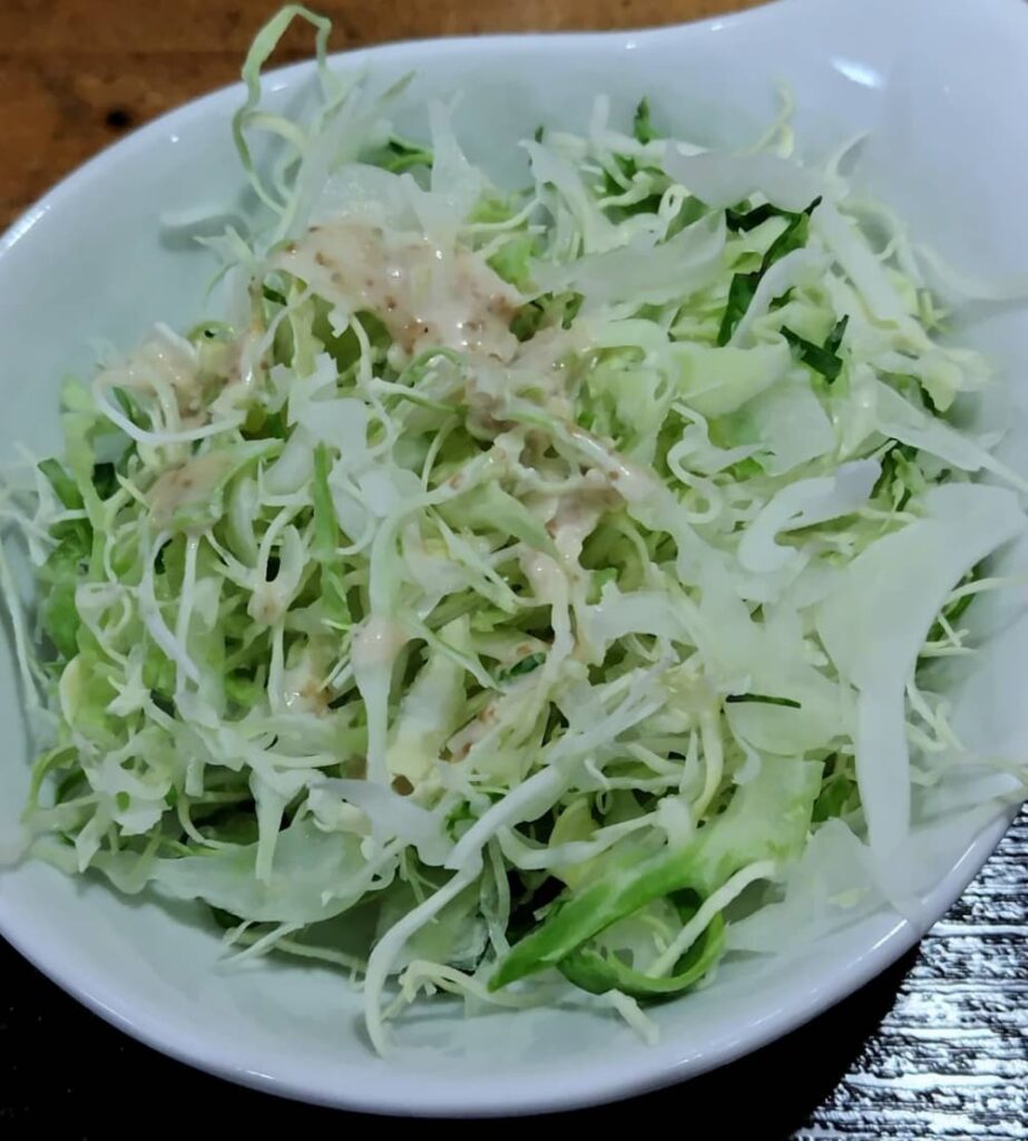 胡麻のドレッシングがかかった千切りキャベツ