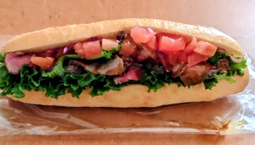 lea momonaで購入した「ローストビーフサンド」の写真