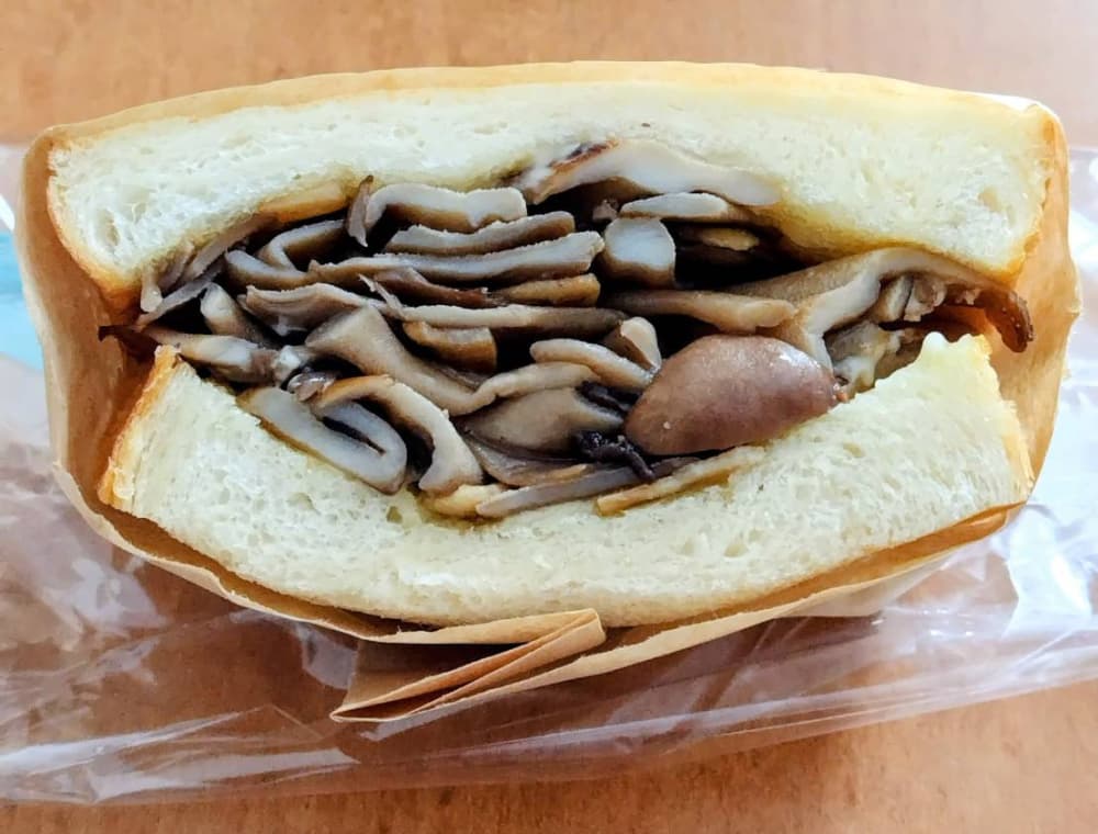 lea momonaで購入した「きのこたっぷりサンド」の写真