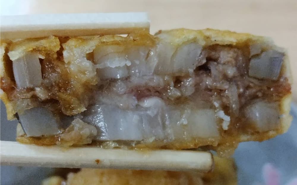 レンコンのはさみ揚げの中身のひき肉を映した写真