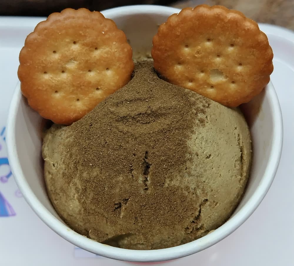 西那須野駅近くのお茶専門店「大野園」で注文した「ほうじ茶アイス」と炭火ビスケットの写真