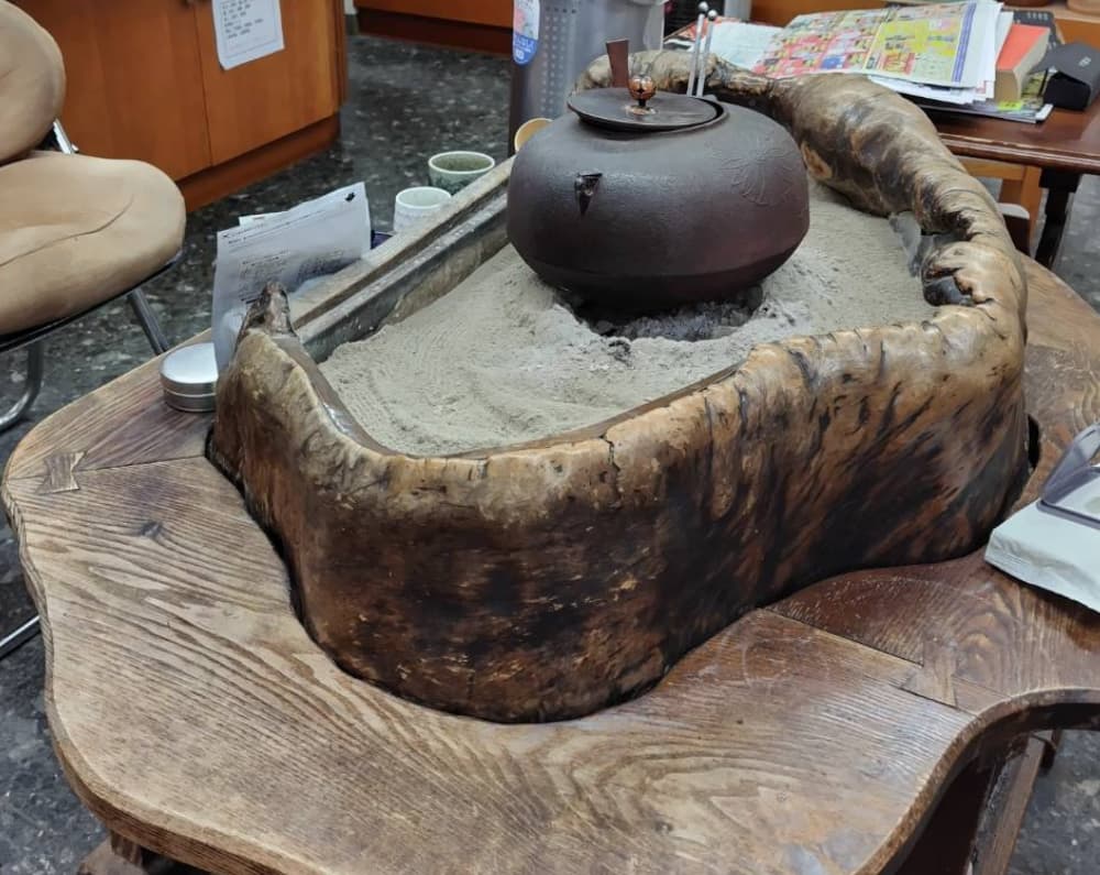 お茶専門店「大野園」にある囲炉裏は天然木の形状を活かした枠