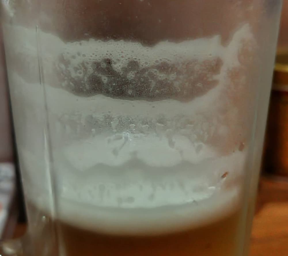 ビールグラスの内側にできたエンゼルリンングの写真