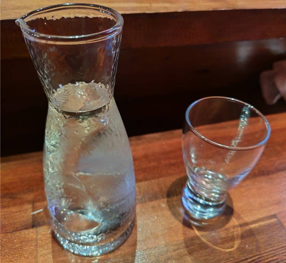 酒処たかはしで食べた「ばくれん黒　1合」の写真