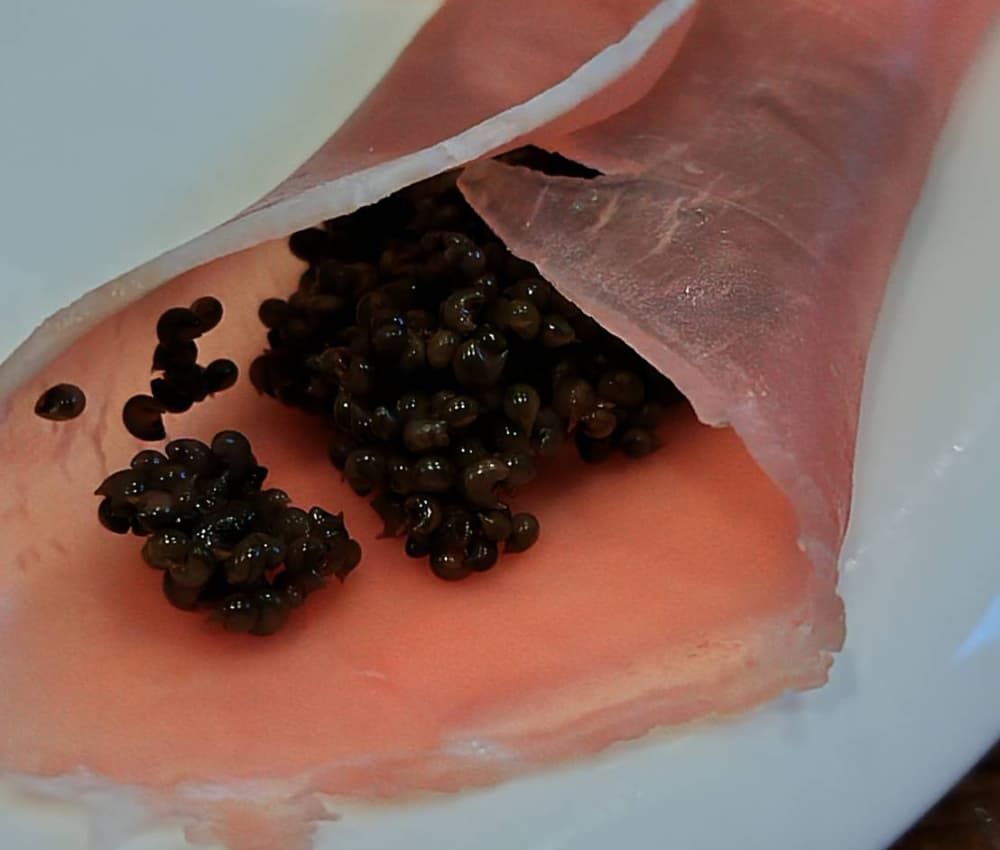 とんぶりを生ハムで巻いている様子