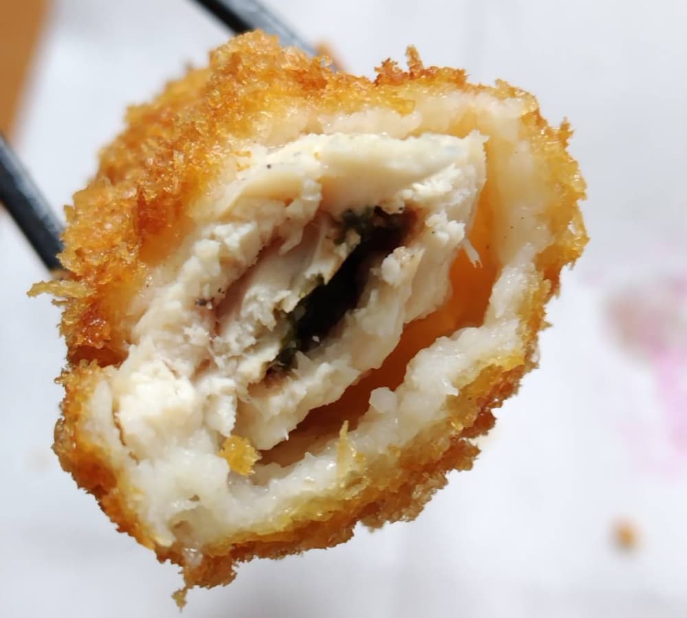 梅しそチキンロールカツの中身を観察している様子