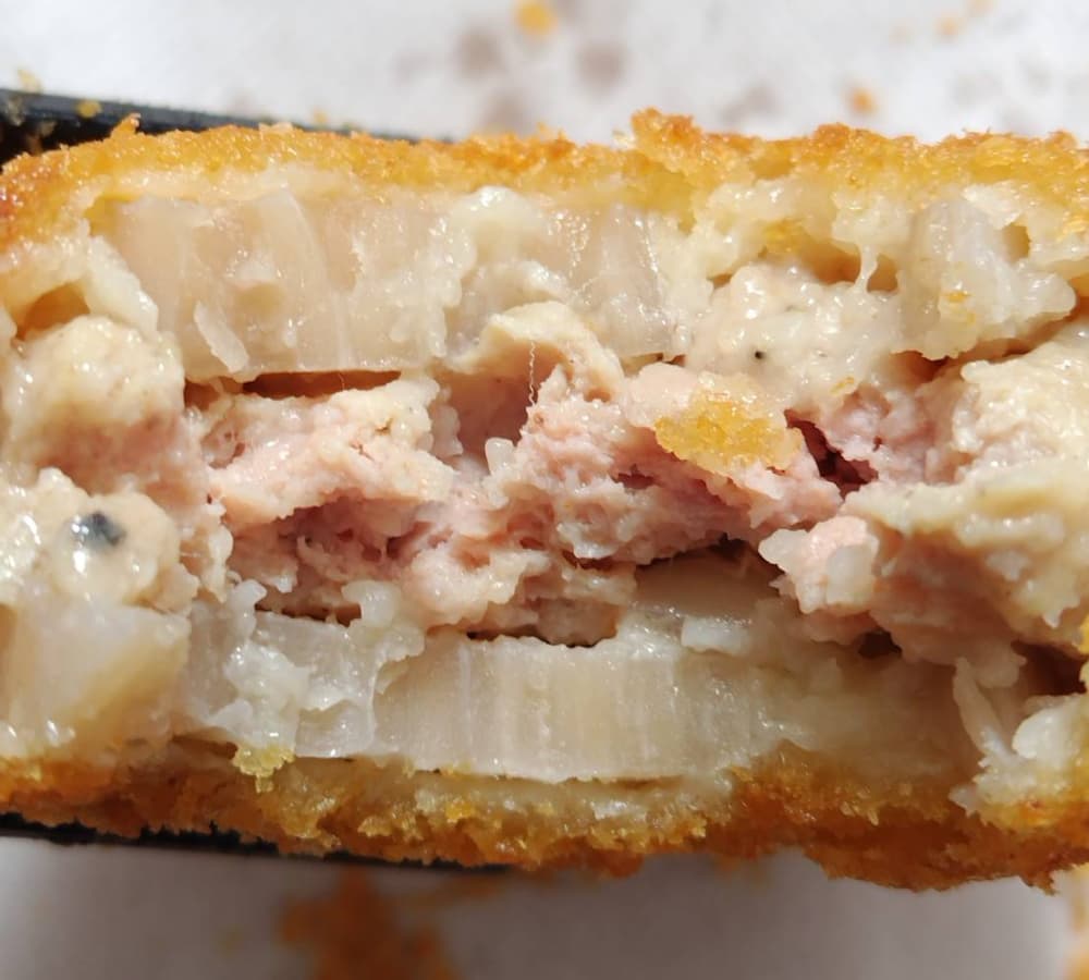 レンコン肉詰めフライの中身を観察している様子