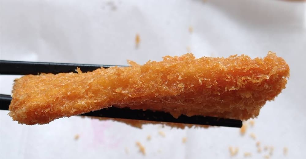 チーズサンドハムカツを箸で持ち上げている写真