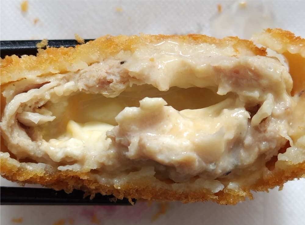 チーズインメンチカツの中身を観察している写真