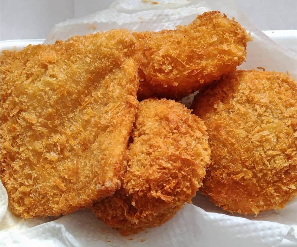 西那須野駅から徒歩12分の「サトウ精肉店」で購入した揚げたてのフライの写真
