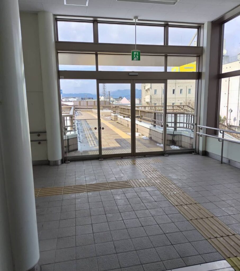 西那須野駅の西口から見える歩道橋