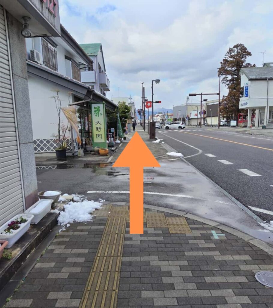 県道317号線沿いの歩道を直進する様子