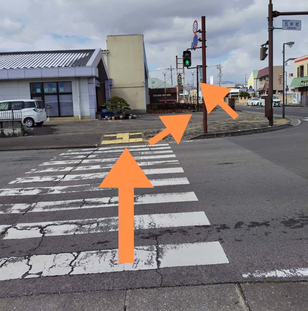 五軒町の交差点を渡って、さらに進む様子