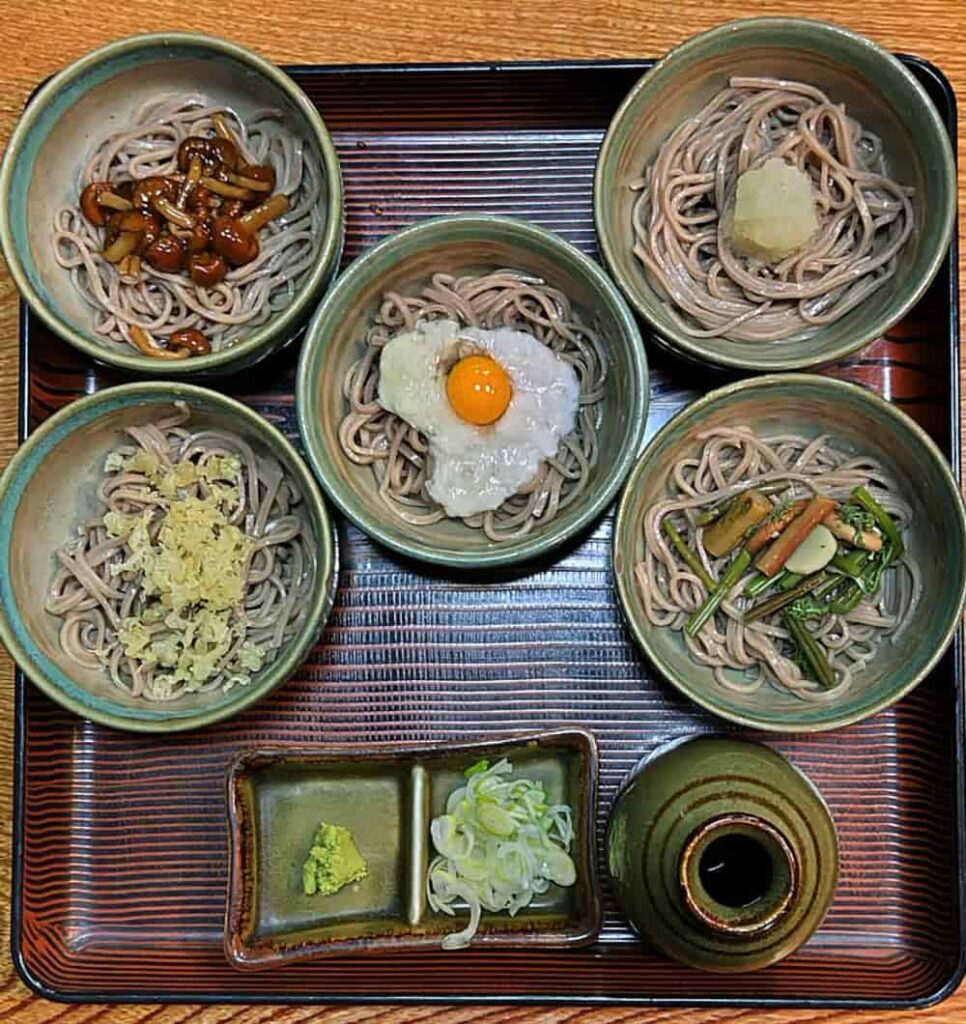 黒磯駅近くのそば屋「そば処　丸山」で注文した「割子そば」の写真