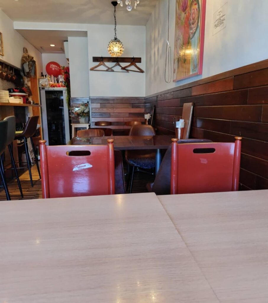 西那須野駅近くの「UNOYA KITCHEN」のテーブル席の様子