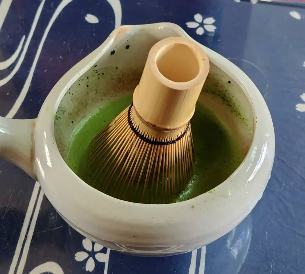 茶筅と特別な茶碗で抹茶を点てる様子