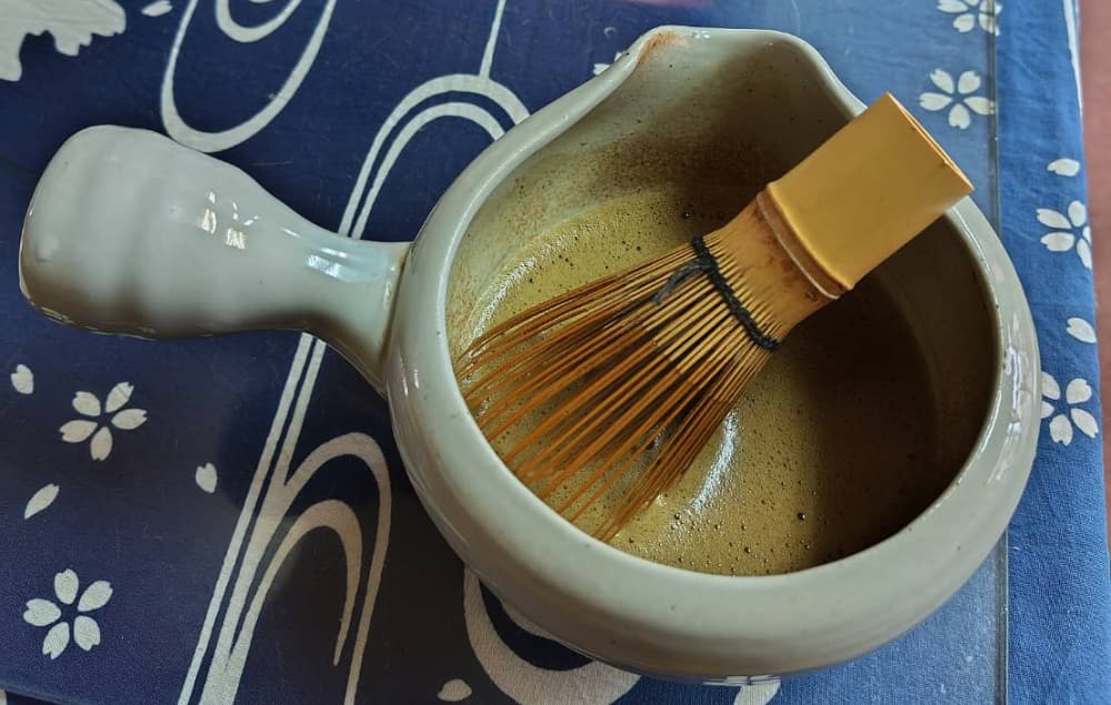 茶筅と特別な茶碗でほうじ茶を点てる様子