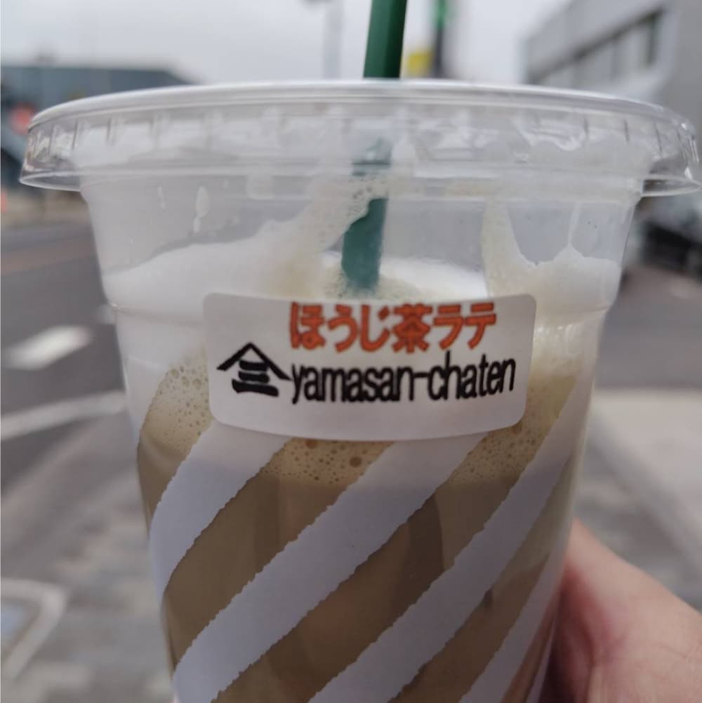山三茶店で購入した「ほうじ茶ラテ」の写真