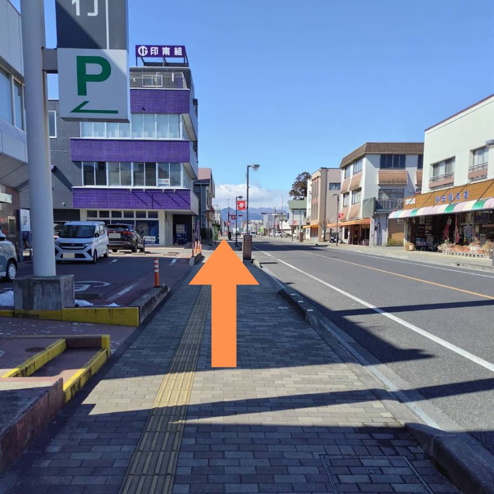 県道317号線(五軒町通り)の歩道を直進する様子