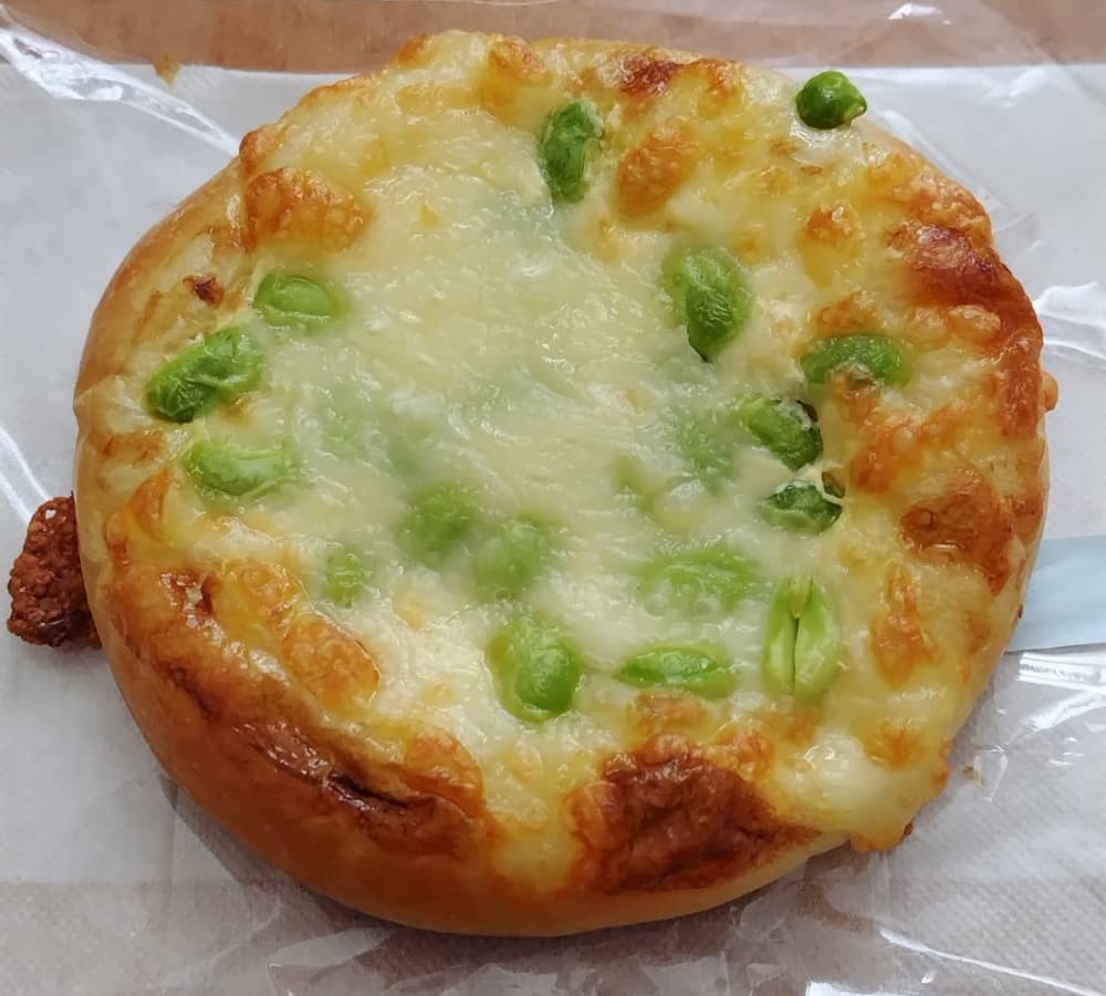 パン屋「malco」で購入した「枝豆モッツァレラ」の写真