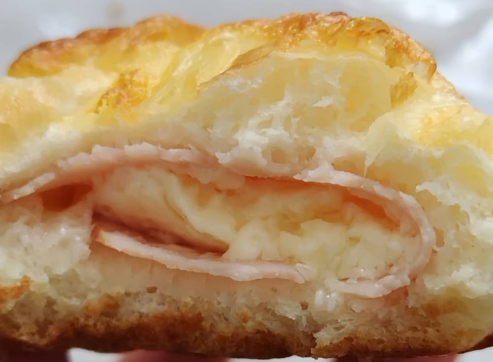 パン屋「malco」で購入した「ハムとからしマヨ」の中身の写真