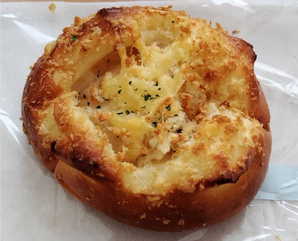 パン屋「malco」で購入した「ズワイガニクリーム」の写真