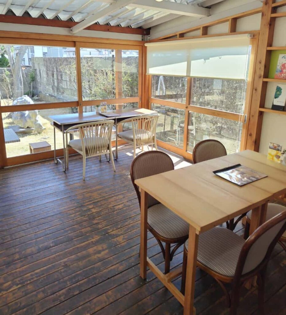 黒磯駅近くの喫茶店「ホリデー」の店内テラスの様子1