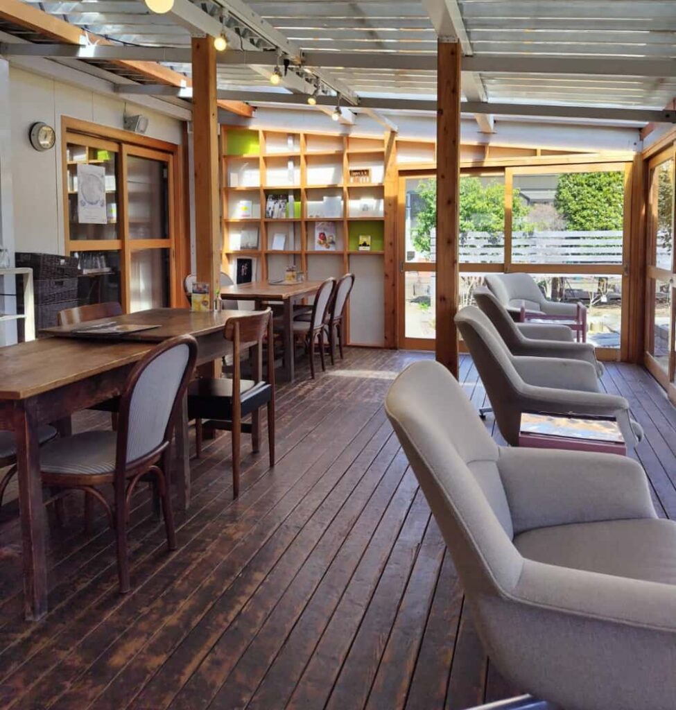 黒磯駅近くの喫茶店「ホリデー」の店内テラスの様子2