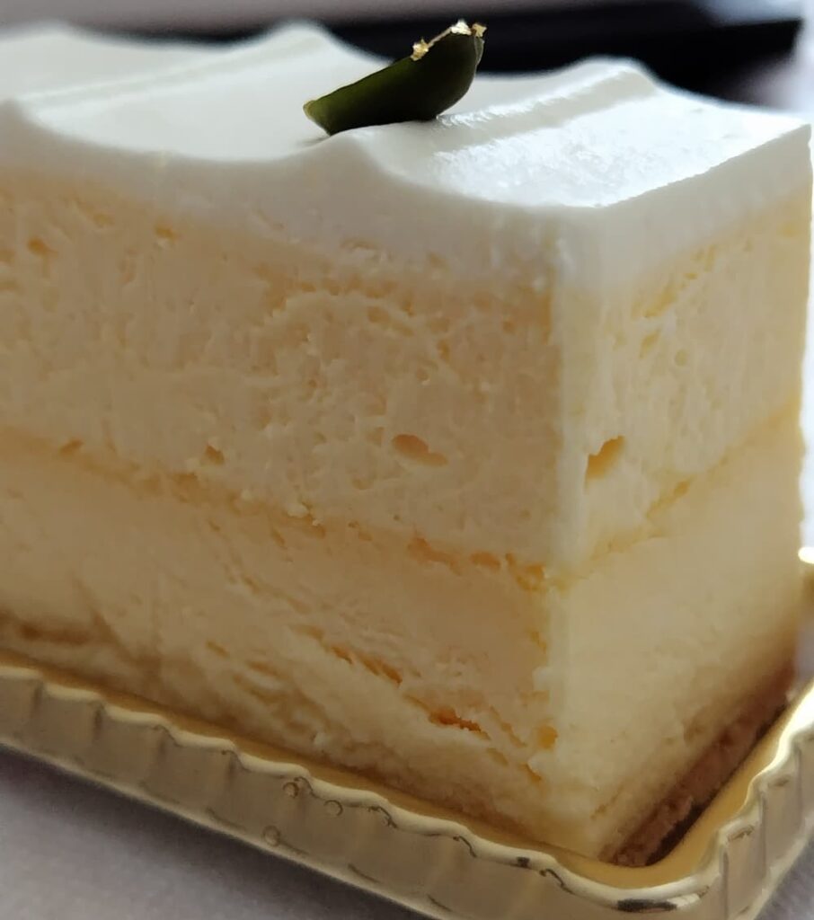 黒磯駅近くのケーキ屋「feeze」で購入した「ドゥフロマージュ」