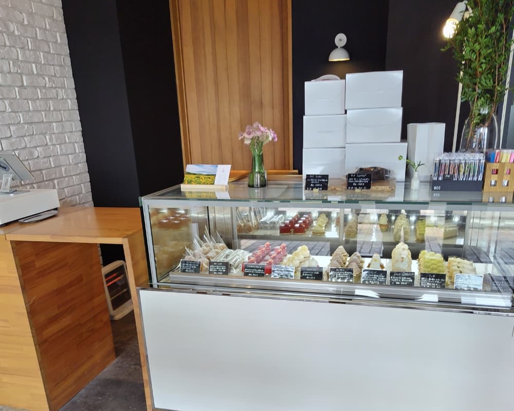 黒磯駅近くのケーキ屋「feeze」の店内の様子