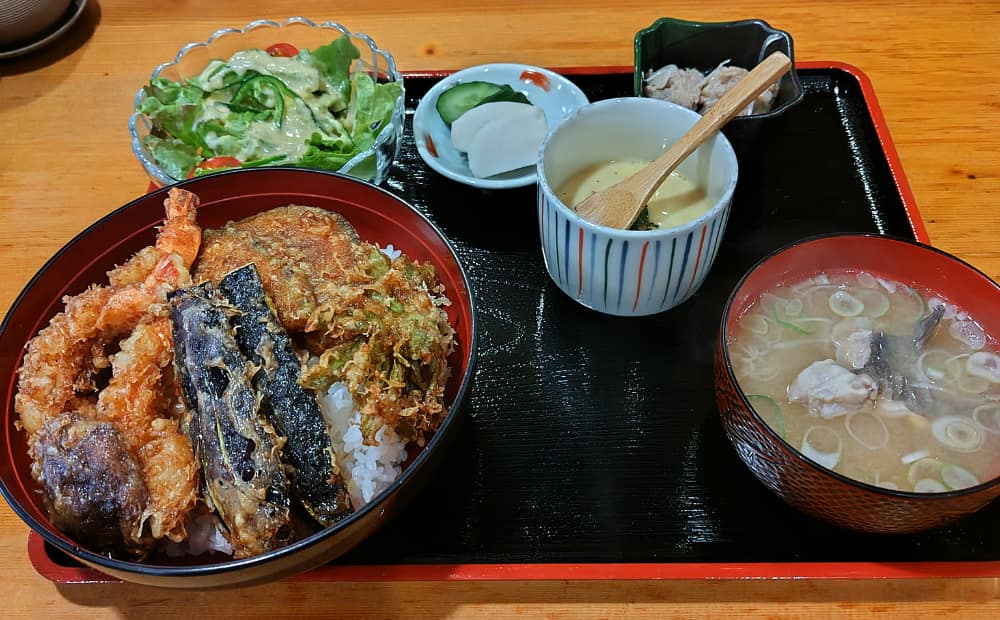 池寿しのランチメニュー「えび天丼」の写真