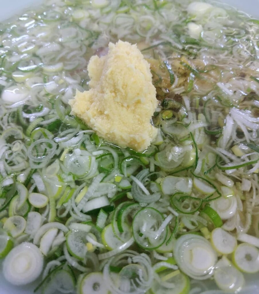 らーめんの中央にトッピングの生姜の塊がど～ん。