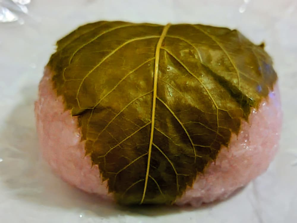 黒磯駅前の和菓子屋「明治屋」で買った「さくら餅」の写真