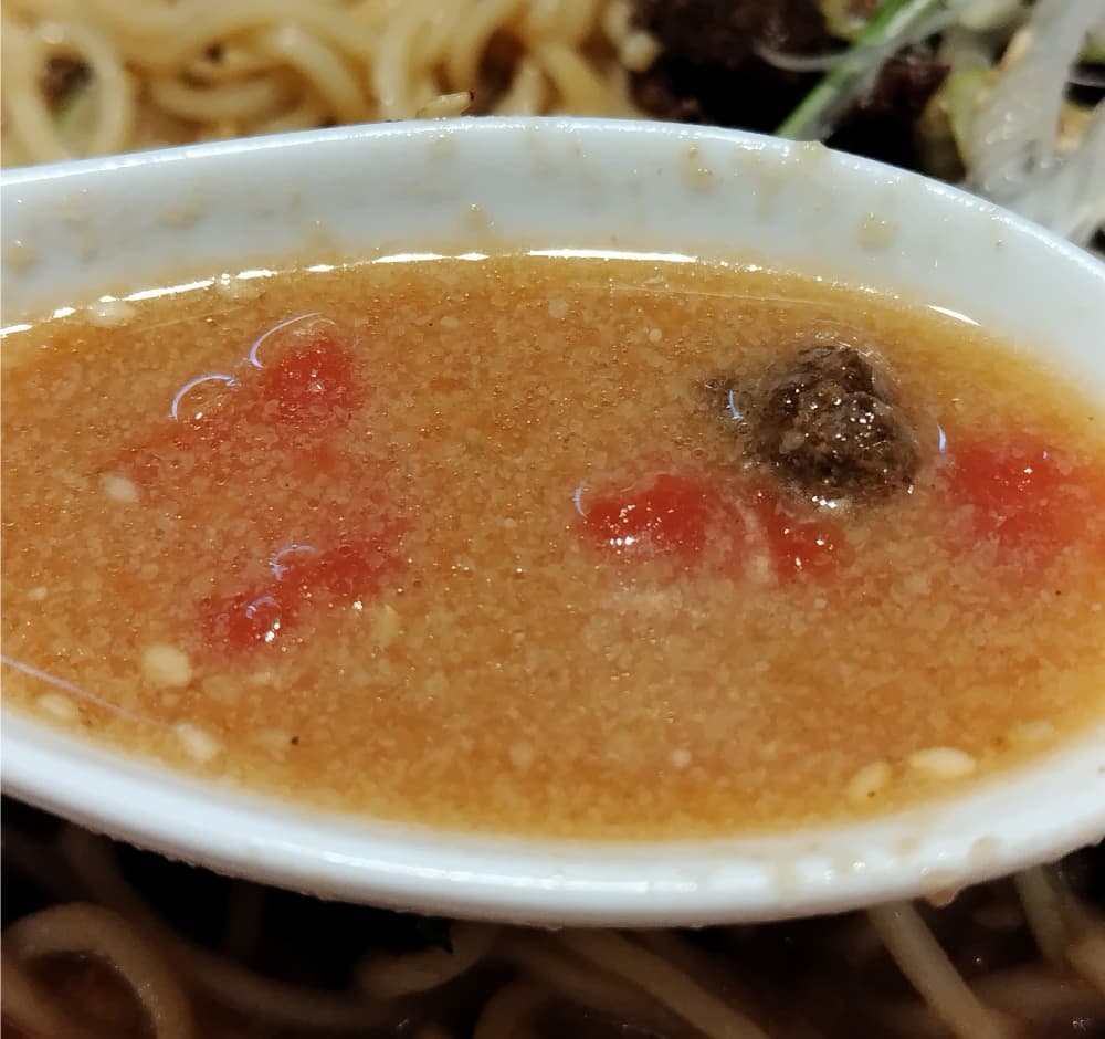 トマト担々麺のスープに含まれるトマト